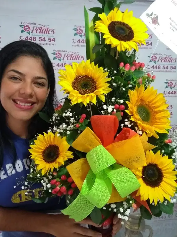 floristeria-petalos-medellin-la-vida-es-hermosa-pero-es-mas-hermosa-para-mi-porque-te-tengo-a-mi-lado-te-amo-floristeria-medellin