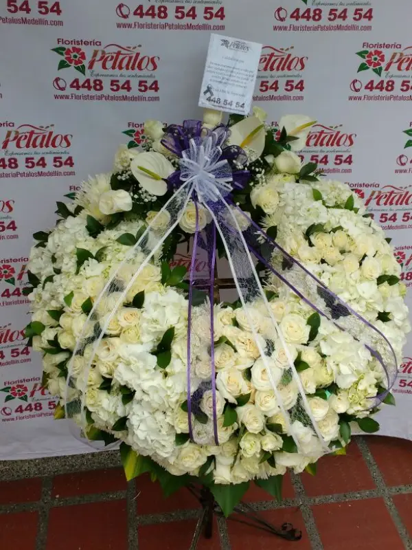 flores-floristeria-medellin-rf-21-la-familia-les-envia-sus-mas-sinceras-condolencias-su-recuerdo-siempre-estara-vivo-en-nuestros-corazones-flores-floristeria-medellin