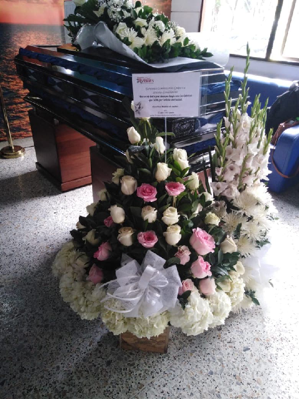 flores-floristeria-medellin-rf-28-estamos-de-todo-corazon-junto-a-su-familia-reciban-un-abrazo-de-esperanza-y-amistad-flores-floristeria-medellin